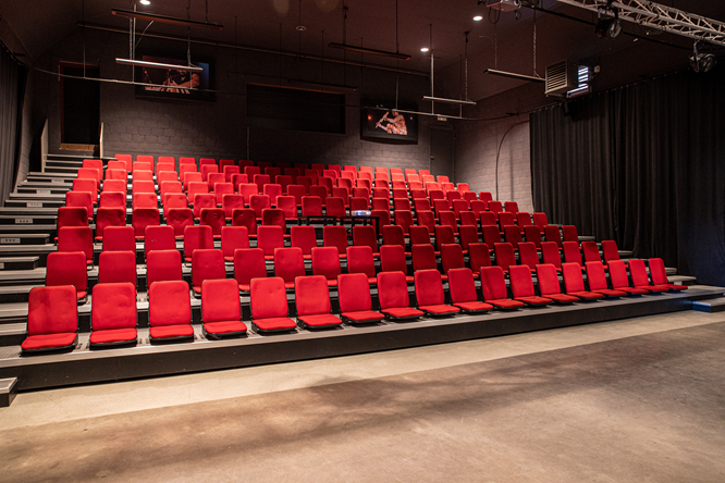 De polyvalente ruimte leent zich uitstekend voor de meest uiteenlopende bijeenkomsten of kleinere evenementen zoals vergaderingen. Capaciteit: 30 personen zittend of 50 personen staand Kostprijs: €100 / dag Inbegrepen: Verwarming & electriciteit, verlichting, tafels & stoelen, onderhoud & opkuis
